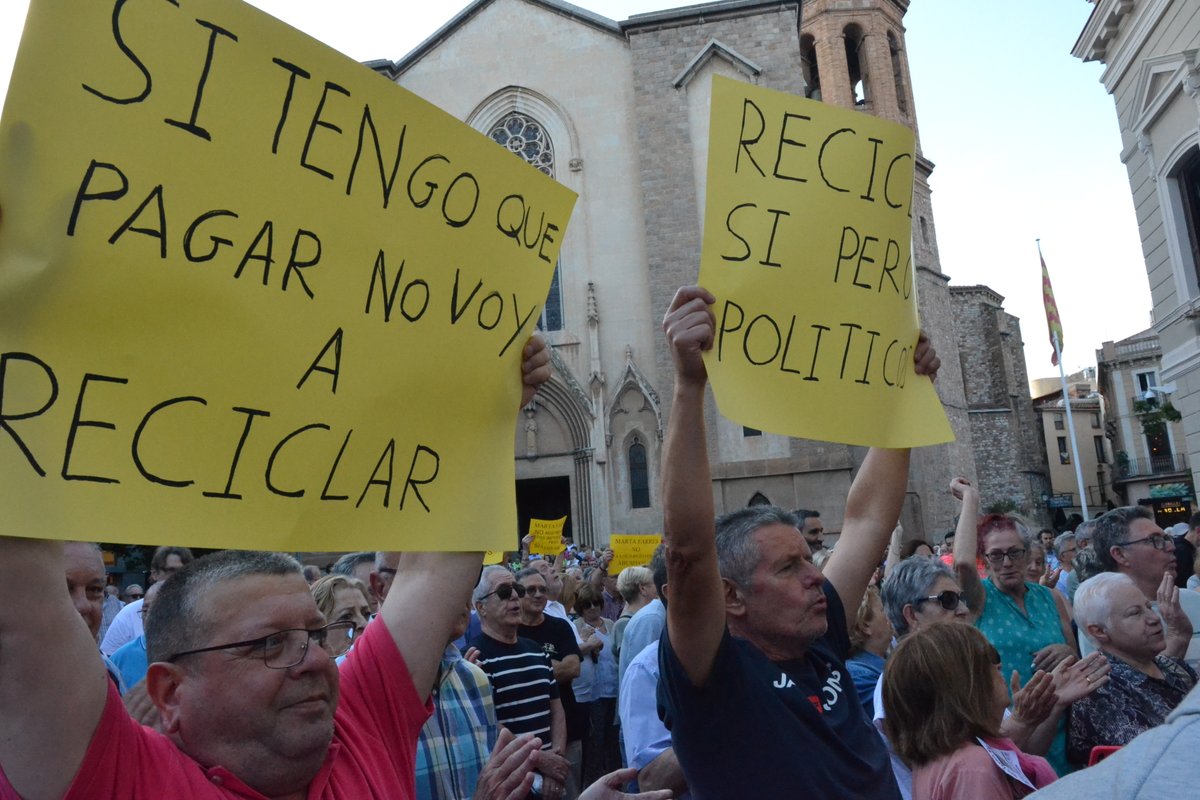 iSabadellcat's tweet photo. [Última hora] Més d'un miler de persones a #Sabadell contra la nova taxa de tractament de residus: "Impostos sí; atracament no". 

https://t.co/DAghfEUxvK https://t.co/DWLRRgrKcE
