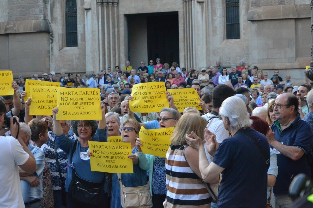 iSabadellcat's tweet photo. [Última hora] Més d'un miler de persones a #Sabadell contra la nova taxa de tractament de residus: "Impostos sí; atracament no". 

https://t.co/DAghfEUxvK https://t.co/DWLRRgrKcE