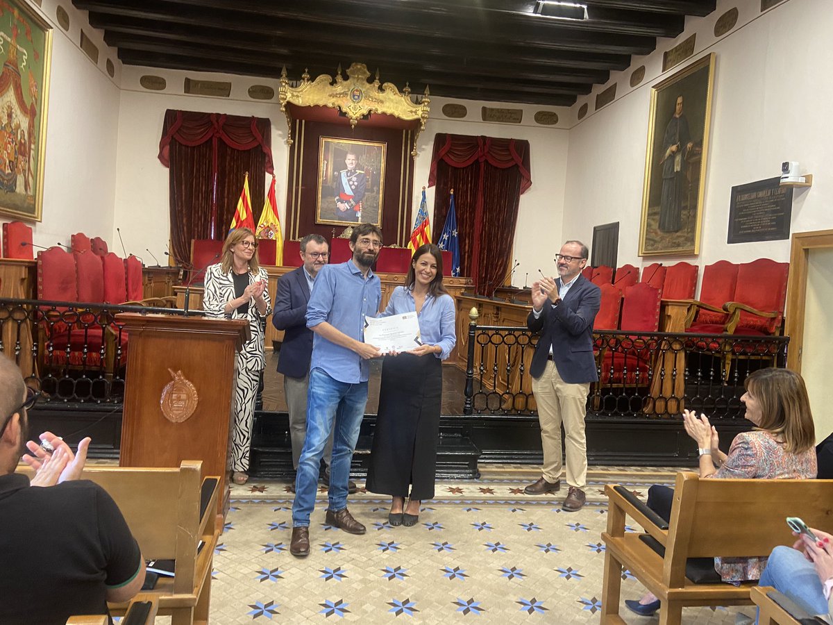 InformadoresElx's tweet image. 🏆La Asociación de Informadores de Elche, junto a @UniversidadMH y @ajuntamentelx , ha entregado a @kikollan (@el_pais ) el IV Premio Vicente Verdú de Periodismo e Innovación
 
 🎖️@raulsanchezglez (@eldiarioes) y @hectorgbarnes (@elconfidencial ) han recibido sendos accésits