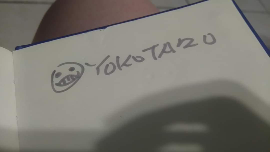 NaomyMikol's tweet image. Buenos días, vengo solo a presumirles mi autógrafo de #YokoTaro, acabo de encontrar la foto x,D