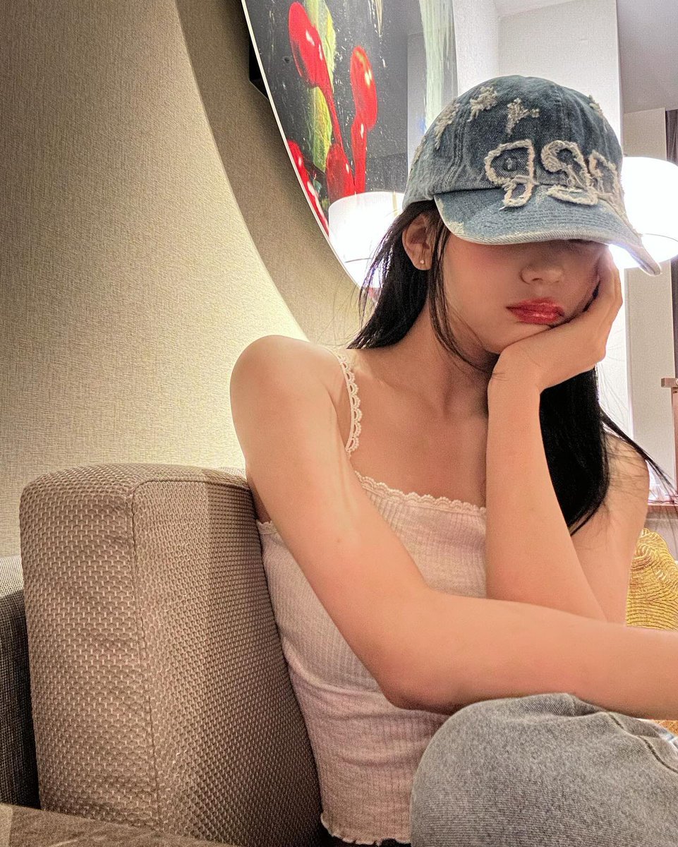 UmjiBrazil's tweet photo. #PICS | Umji via Instagram

“Eu gosto de boné. 🧢✨”

(1/4)

#UMJI #엄지 #VIVIZ @VIVIZ_official https://t.co/kSr325dxSv