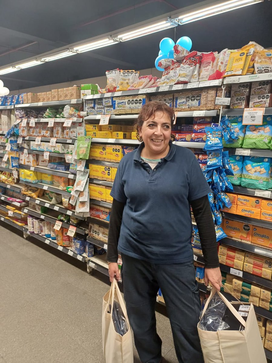 Entregando ropa a la compañera