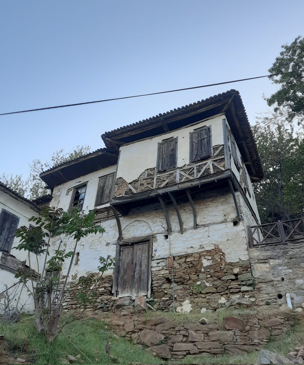 InsaniMimari's tweet photo. Dökülen sıvalar ve açığa çıkan yapım sistemleri
📍Şirince https://t.co/RTQemblzht