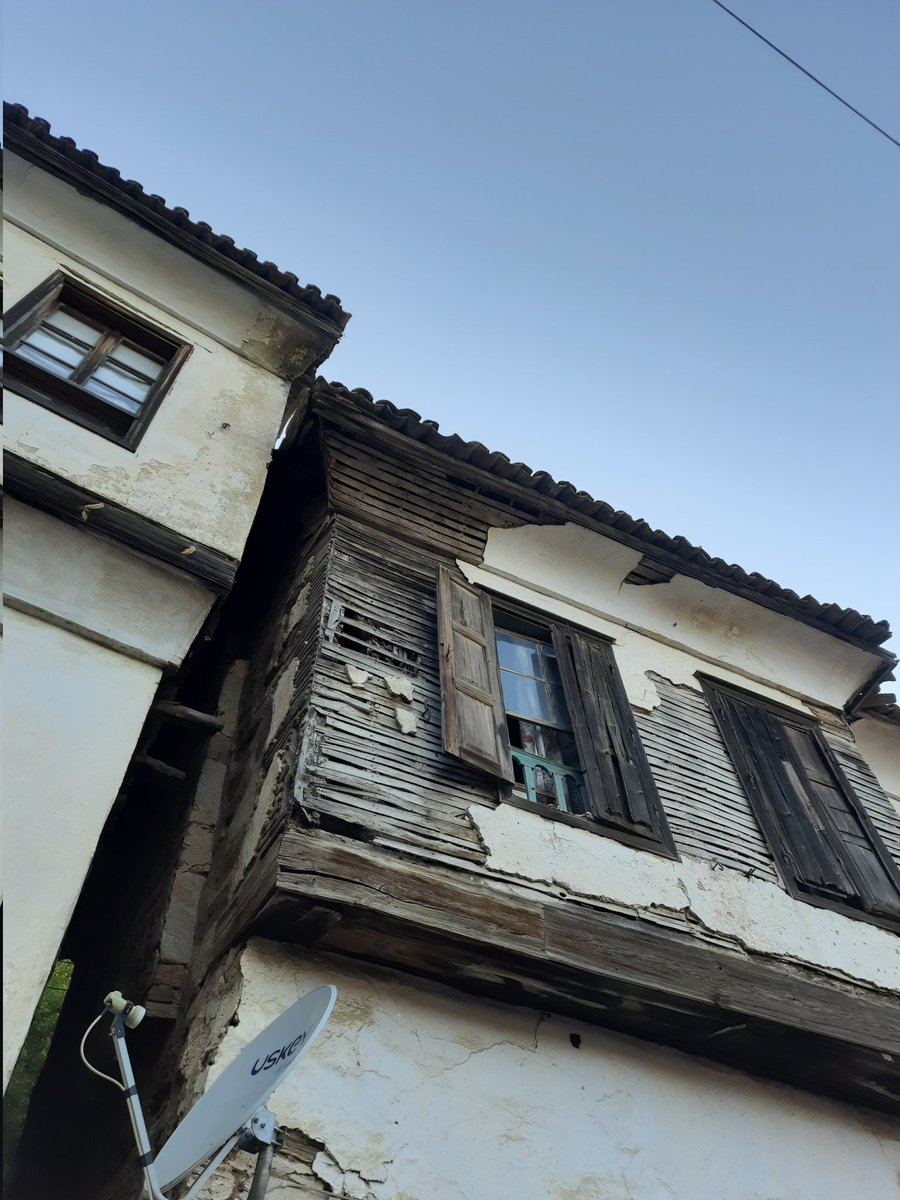 InsaniMimari's tweet photo. Dökülen sıvalar ve açığa çıkan yapım sistemleri
📍Şirince https://t.co/RTQemblzht