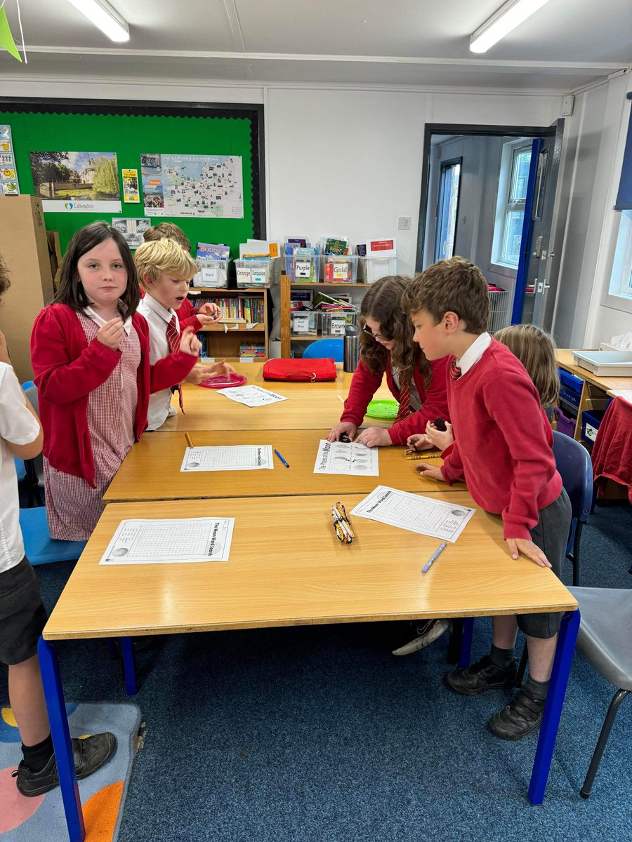 SuperScientist2's tweet photo. Brilliant science club today at Clipston Primary School. We made oreo moon phases and learnt all about day/night and elliptical orbits. 🌖🌗🌘 #makingsciencefun #learning #primaryscience https://t.co/eNhQysuYAL