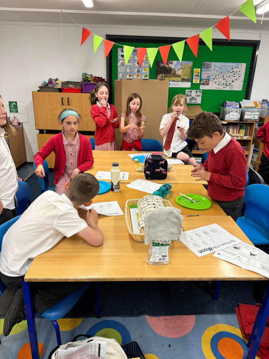 SuperScientist2's tweet photo. Brilliant science club today at Clipston Primary School. We made oreo moon phases and learnt all about day/night and elliptical orbits. 🌖🌗🌘 #makingsciencefun #learning #primaryscience https://t.co/eNhQysuYAL