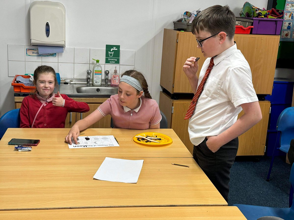 SuperScientist2's tweet photo. Brilliant science club today at Clipston Primary School. We made oreo moon phases and learnt all about day/night and elliptical orbits. 🌖🌗🌘 #makingsciencefun #learning #primaryscience https://t.co/eNhQysuYAL