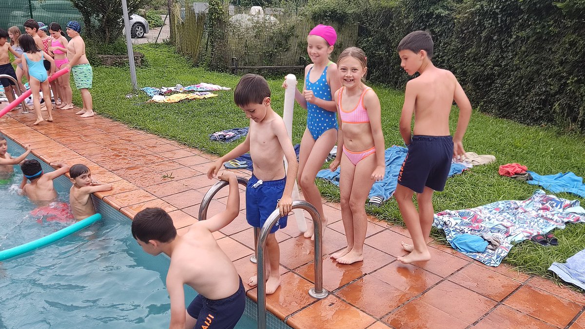 FET_Ov_Manolo's tweet photo. Se rumorea que no quieren volver a casa... 🤣🤣 Han disfrutado la piscina al llegar de Cabárceno una barbaridad. Hoy habrá discoteca 🪩🕺y mañana la cueva de Altamira @FET_Oviedo https://t.co/XDYbySBOP4