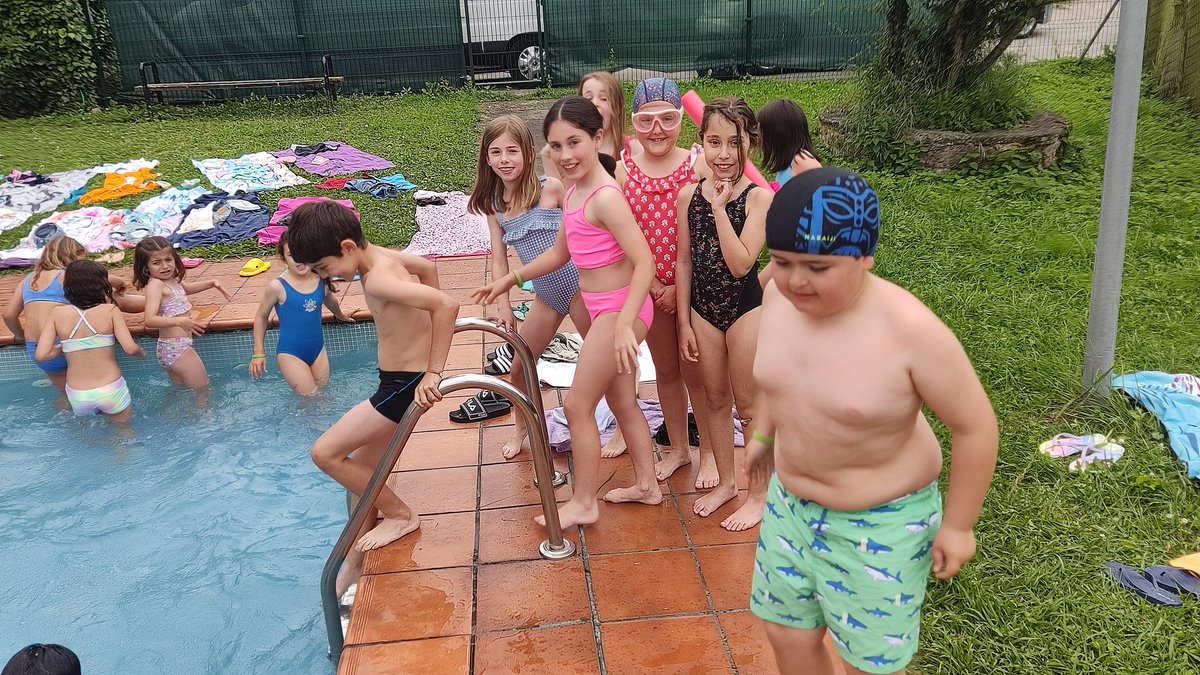 FET_Ov_Manolo's tweet photo. Se rumorea que no quieren volver a casa... 🤣🤣 Han disfrutado la piscina al llegar de Cabárceno una barbaridad. Hoy habrá discoteca 🪩🕺y mañana la cueva de Altamira @FET_Oviedo https://t.co/XDYbySBOP4