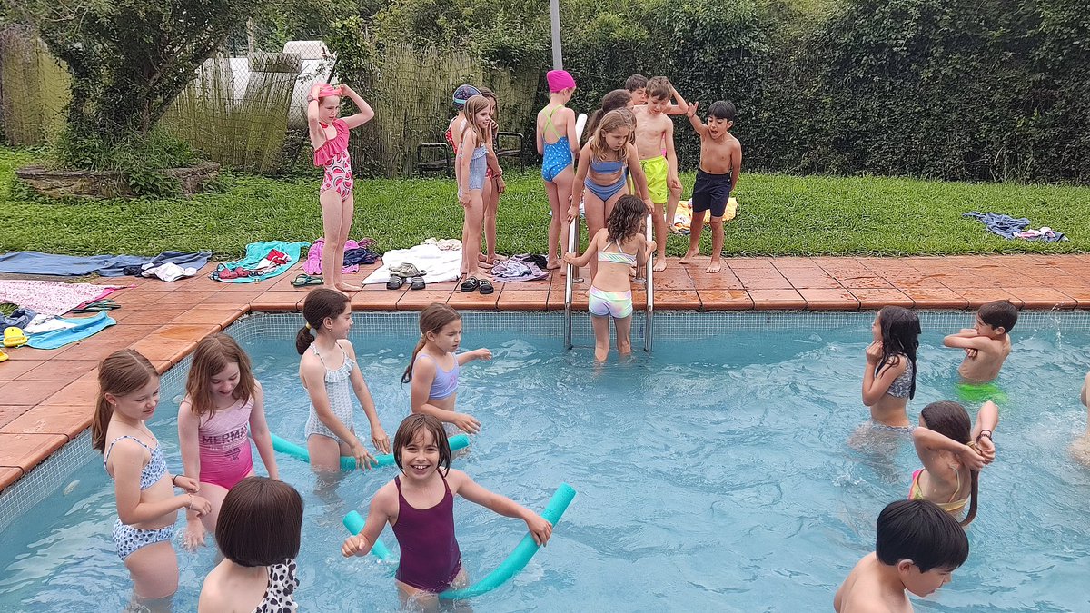 FET_Ov_Manolo's tweet photo. Se rumorea que no quieren volver a casa... 🤣🤣 Han disfrutado la piscina al llegar de Cabárceno una barbaridad. Hoy habrá discoteca 🪩🕺y mañana la cueva de Altamira @FET_Oviedo https://t.co/XDYbySBOP4