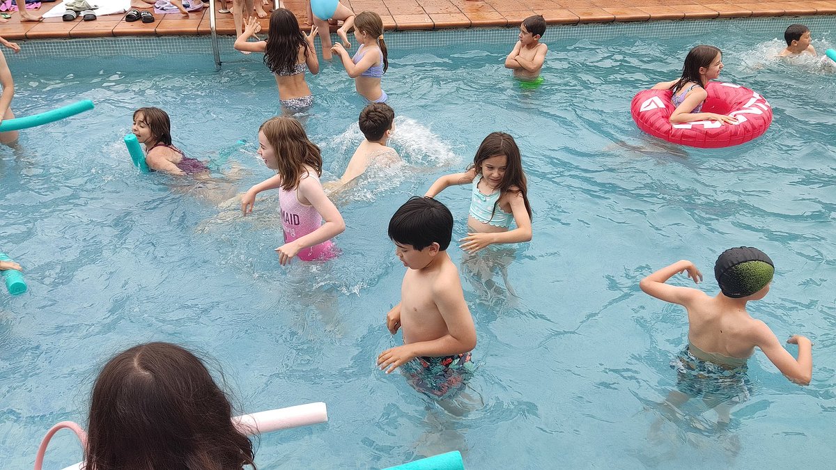 FET_Ov_Manolo's tweet photo. Se rumorea que no quieren volver a casa... 🤣🤣 Han disfrutado la piscina al llegar de Cabárceno una barbaridad. Hoy habrá discoteca 🪩🕺y mañana la cueva de Altamira @FET_Oviedo https://t.co/XDYbySBOP4