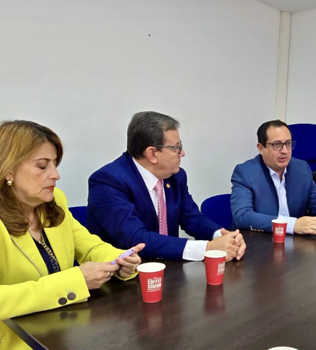 DipPastorVera's tweet photo. También nos reunimos con el Dr. @JFernandeznino subsecretario de salud de @Bogota y su equipo, quienes nos compartieron una presentación muy interesante sobre el trabajo que vienen desarrollando para erradicar la tuberculosis en una gran capital! 🇨🇴
.
#FinTb https://t.co/5D585GFpsJ