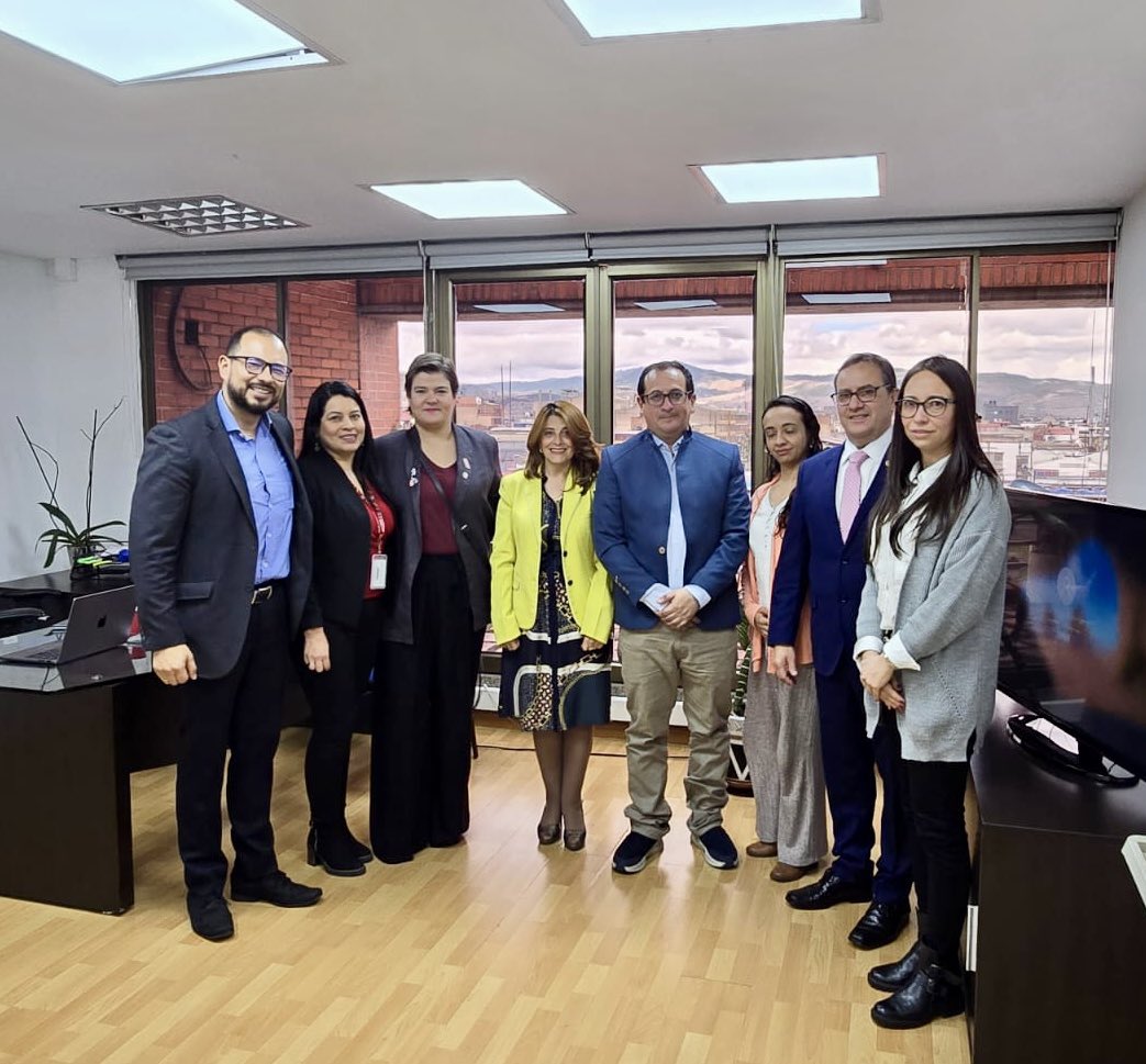 DipPastorVera's tweet photo. También nos reunimos con el Dr. @JFernandeznino subsecretario de salud de @Bogota y su equipo, quienes nos compartieron una presentación muy interesante sobre el trabajo que vienen desarrollando para erradicar la tuberculosis en una gran capital! 🇨🇴
.
#FinTb https://t.co/5D585GFpsJ