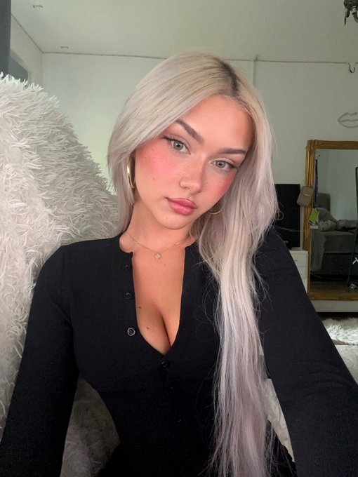 waiting for u https://t.co/RXfa7kKxpl