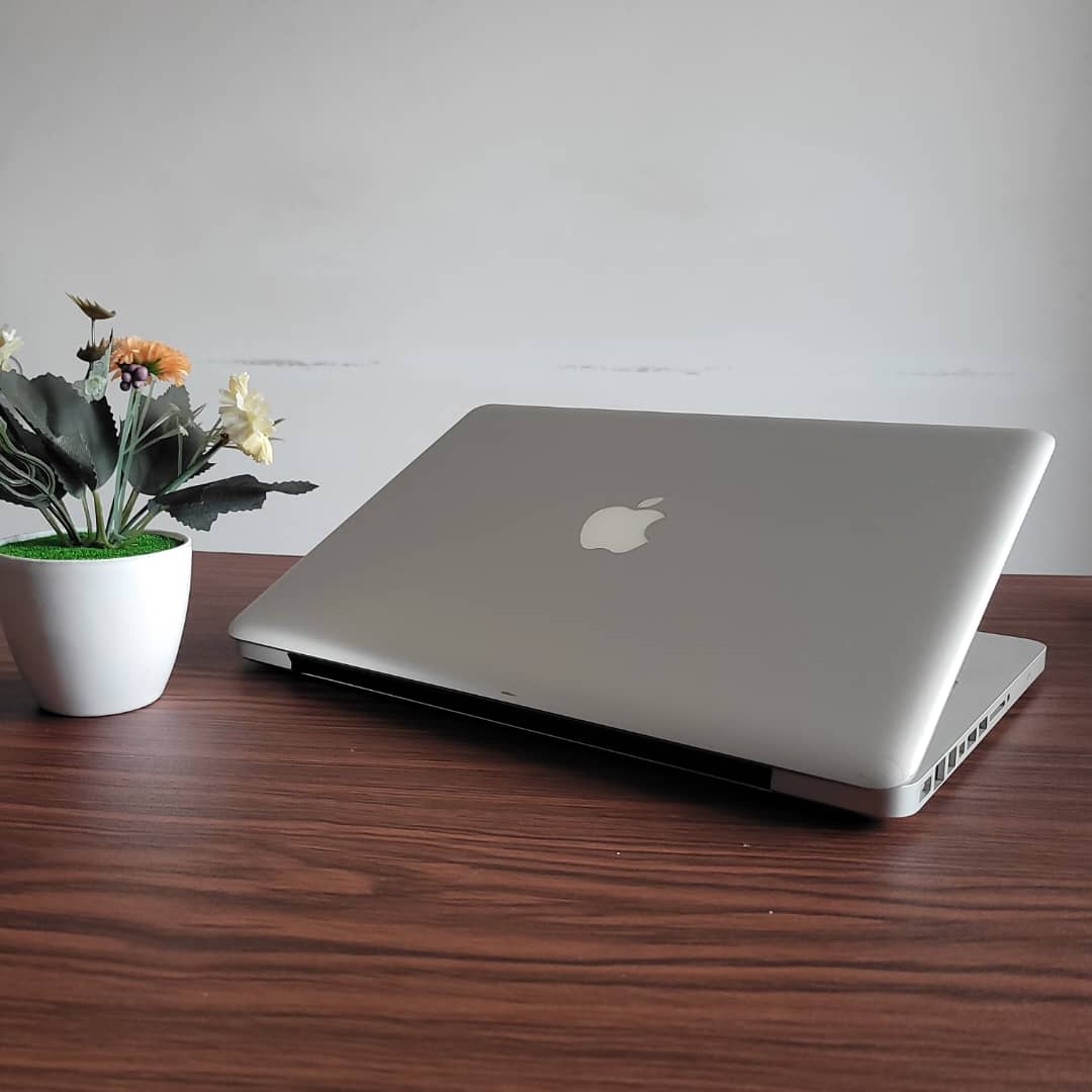 d_benin's tweet photo. *Macbook pro 2010 2011* 
Clavier lumineux 
*core2 duo* 
Ram 4giga 
HDD 500 giga 
Fréquence 2.30 ghz 
Écran 13''
2port USB
*Autonomie 4h+

Assez d'autres pc sont disponibles aussi moins chers avec une garantie https://t.co/qiTf9JMUQk