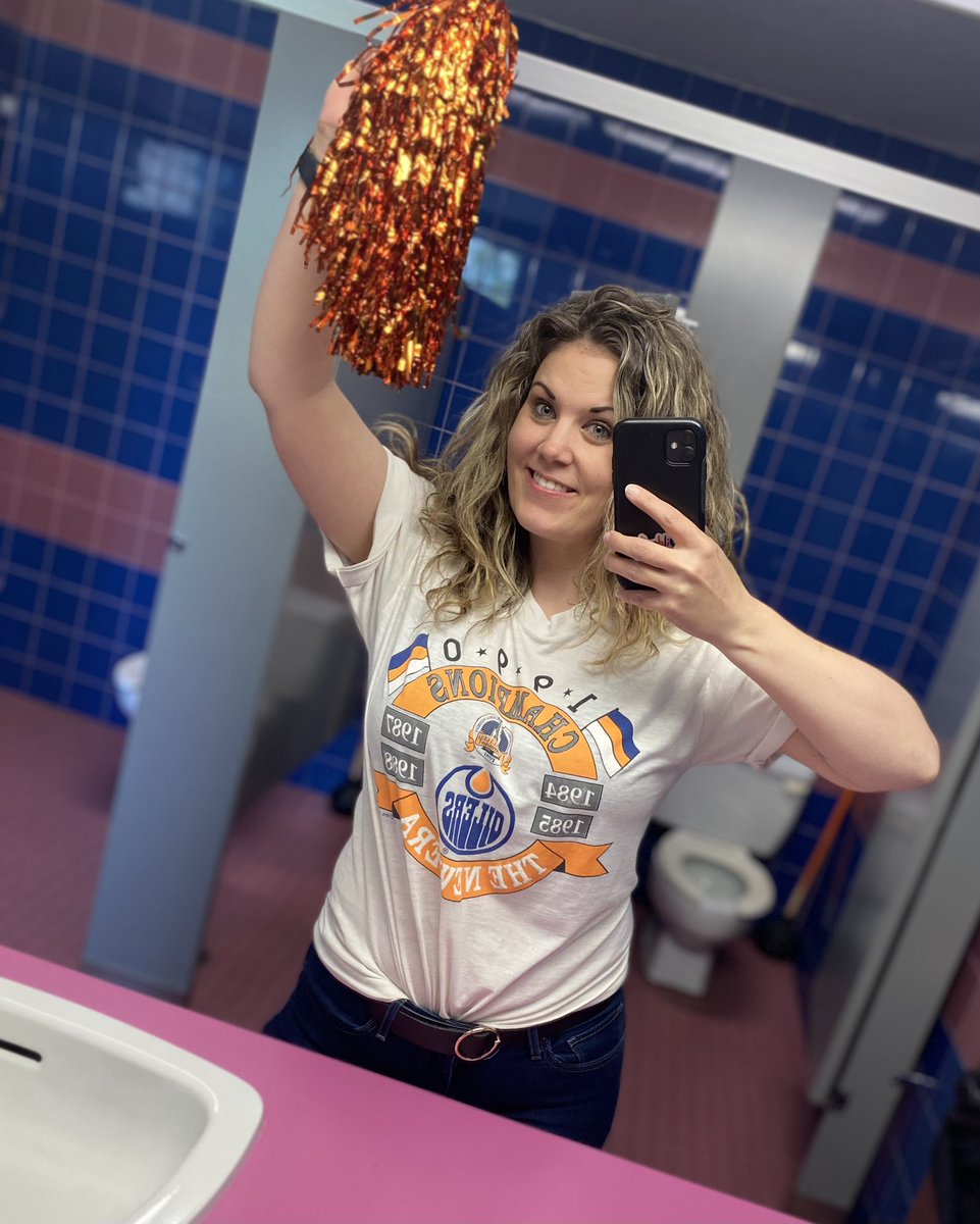 thewrongjess's tweet photo. New tarp courtesy of the wonderful human @bcuzthenight Thrifted in Saskatchewan and shipped to Edmonton. 💙🧡 That’s love. #LetsGoOilers https://t.co/VotXrn6Q8D