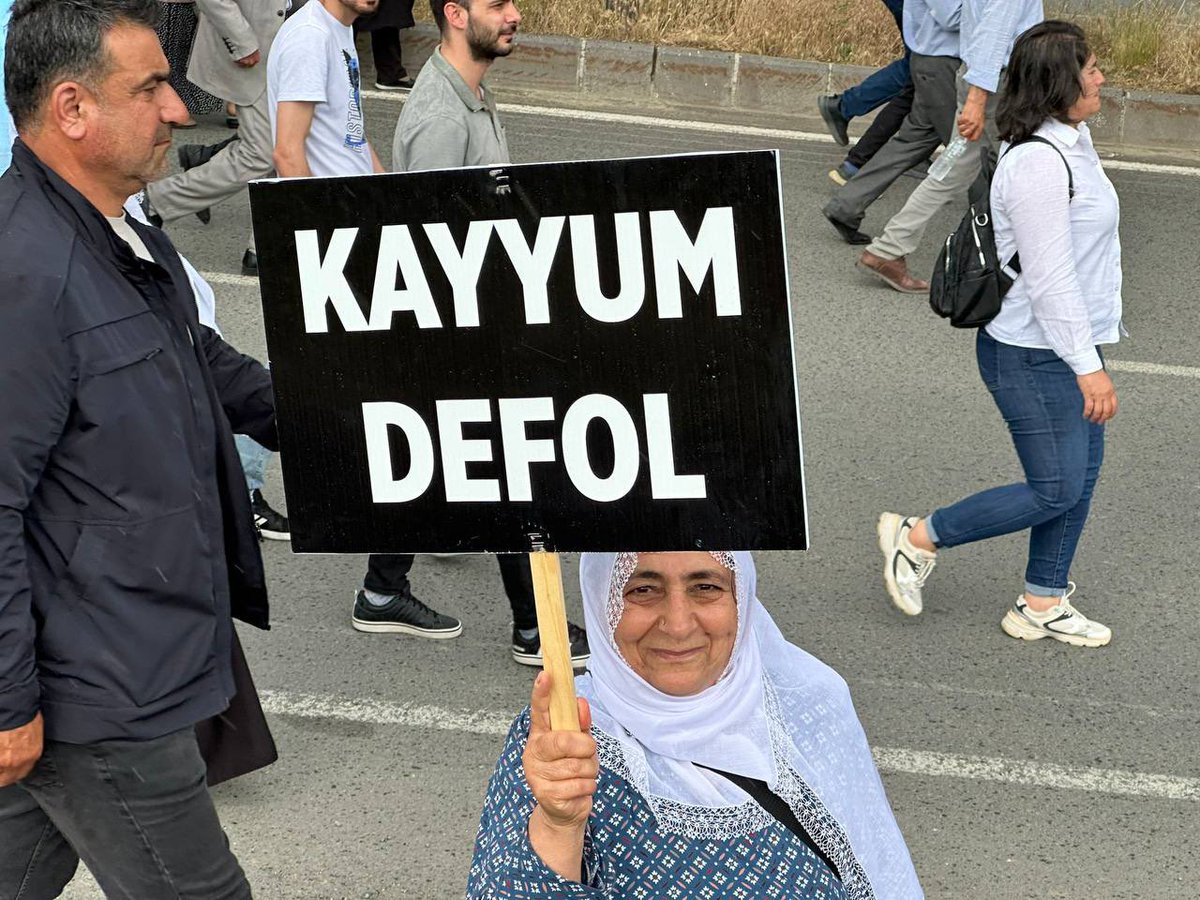 “Binlerce yıl sağılmışım,
Korkunç atlılarıyla parçalamışlar
Nazlı, seher-sabah uykularımı
Hükümdarlar, saldırganlar, haydutlar,
Haraç salmışlar üstüme
Ne İskender takmışım,
Ne şah ne sultan
Göçüp gitmişler, gölgesiz!
Selam etmişim dostuma
Ve dayatmışım…
Görüyor musun?”
