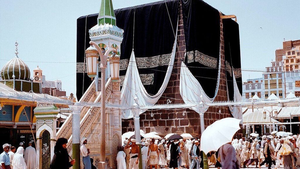sa_midad's tweet photo. "ليتنا من حجنا سالمين": عمر بن أبي ربيعة وبصري الوضيحي
خلال أداء مناسبك الحج لم ينفك الشاعر عمر بن أبي ربيعة في القرن الأول الهجري، والشاعر بصري الوضيحي في القرن الثالث عشر هجري، من لعنة الغزل.

في بيت الله الحرام استصعب بعض الشعراء كبح سلوكياتهم والسيطرة على اهوائهم، تاركين حبل عقولهم على الغارب.. فصوروا بمَلكتهم الإبداعية ما يثبت نزعتهم إلى الغزل والحب وهم في حرمة المكان والزمان، منساقين إلى رغباتهم الإنسانية المتفشية.

في التراث العربي القديم الشاعر عمر بن أبي ربيعة واحداً من تلك النماذج، وهو الذي أوشكت أن تغيّب عقله حسناء أثناء رمي الجمرات، حتى خط أبياتاً يروي ما جرى له:
بدا ليَ منها معصمٌ يوم جمّرتْ
وكفٌ خضيبٌ زُيّنت ببَنانِ

فوالله ما أدري وإني لحاسبٌ
بسبعٍ رميْتُ الجمرَ أم بثمانِ

أما في التراث الشعبي فكان الشاعر بصري الوضيحي من طراز أبي ربيعة، حيث أكثر من الغزل وأشتهر به، ومن مواقفه في موسم الحج أنه أراد تقبيل الحجر الأسود غير أنه وجد نفسه يطبع قبلة على وجنة إحداهن، ووثب أبنه يعتذر إليها قائلاً: "تاه العود" فكتب الشاعر:
التايـه اللـي جـاب بصري يقنه
جدد جروح العود والعـود قاضي
 
جينا نحج ونطلب الله جنة
جنة نعيمٍ.. يوم يبس اللحاظي

يا ليت كانت حُبتـي فـي معنـه
يوم العيـون عـن الخوامل غواضي