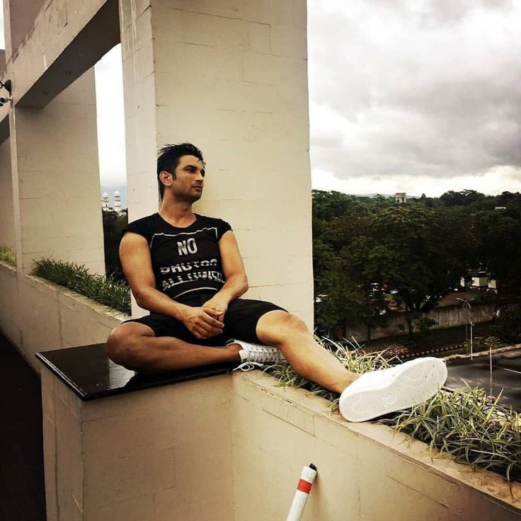 aurora_ssr's tweet photo. The cursed night of 13th june💔 

Everything feels eerily silent on this night with just u in my thoughts. It still doesnt feel real to realize that it has been 4 years since we lost u. What words will do justice to u sushant, what words will reach u? I wonder as I think of u :( https://t.co/NlwSJUokpV