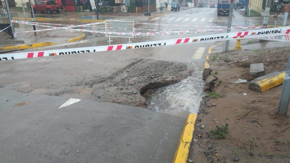 munilaserena's tweet image. ⚠️Personal de nuestro municipio debió cerrar calle Julio Díaz Guerrero, entre #GabrielGonzález y #Cisternas, por #socavón generado en el pavimento. 
Se pide buscar alternativas para el tránsito vehícular.