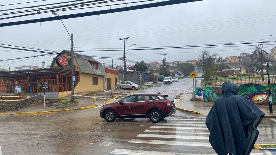 munilaserena's tweet image. ⚠️Personal de nuestro municipio debió cerrar calle Julio Díaz Guerrero, entre #GabrielGonzález y #Cisternas, por #socavón generado en el pavimento. 
Se pide buscar alternativas para el tránsito vehícular.