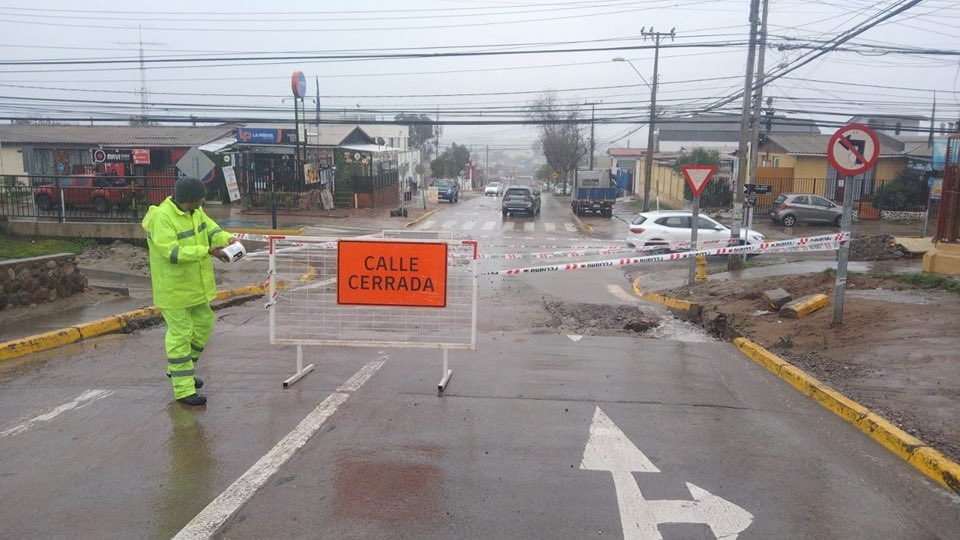 munilaserena's tweet image. ⚠️Personal de nuestro municipio debió cerrar calle Julio Díaz Guerrero, entre #GabrielGonzález y #Cisternas, por #socavón generado en el pavimento. 
Se pide buscar alternativas para el tránsito vehícular.