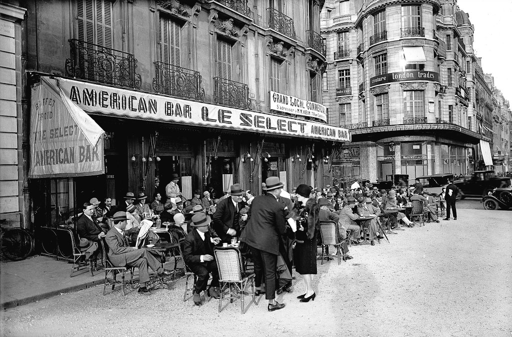 Ernest Hemingway au Sélect à Montparnasse. 
1926. Paris France