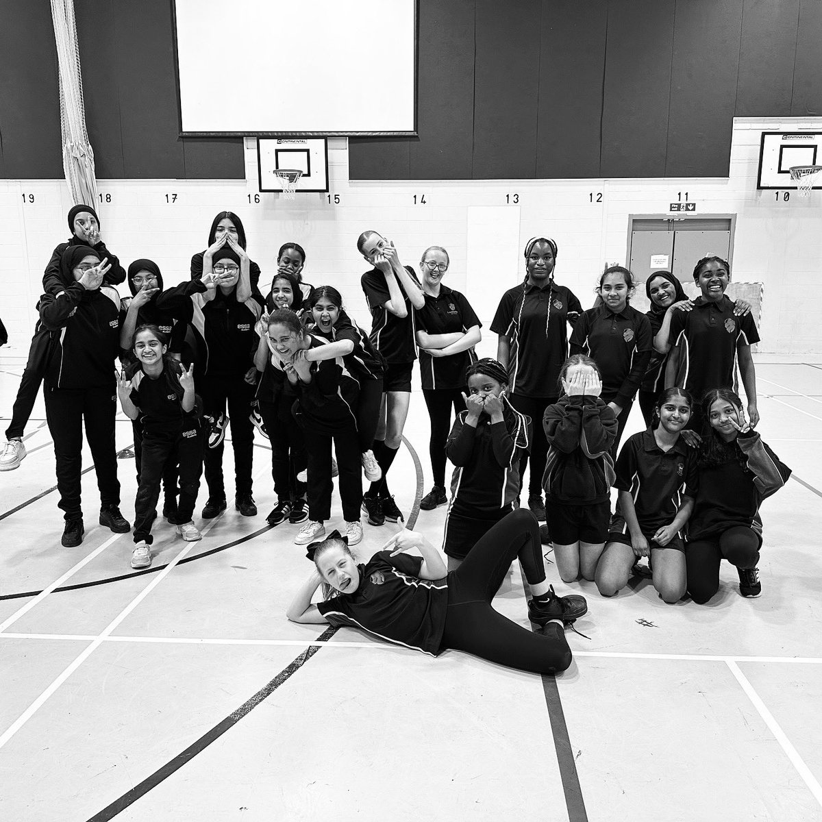 EssaHealth's tweet photo. “Sportsmanship is not just about winning, it’s about how you play the game” 💭
A great rounders fixture for our year 7/8 team against @LadybridgePe tonight 👏 even though we lost, morale was still high & the two teams get on tremendously. Beyond proud!
#teamessa 💚💛 https://t.co/EQDMYhfAhj