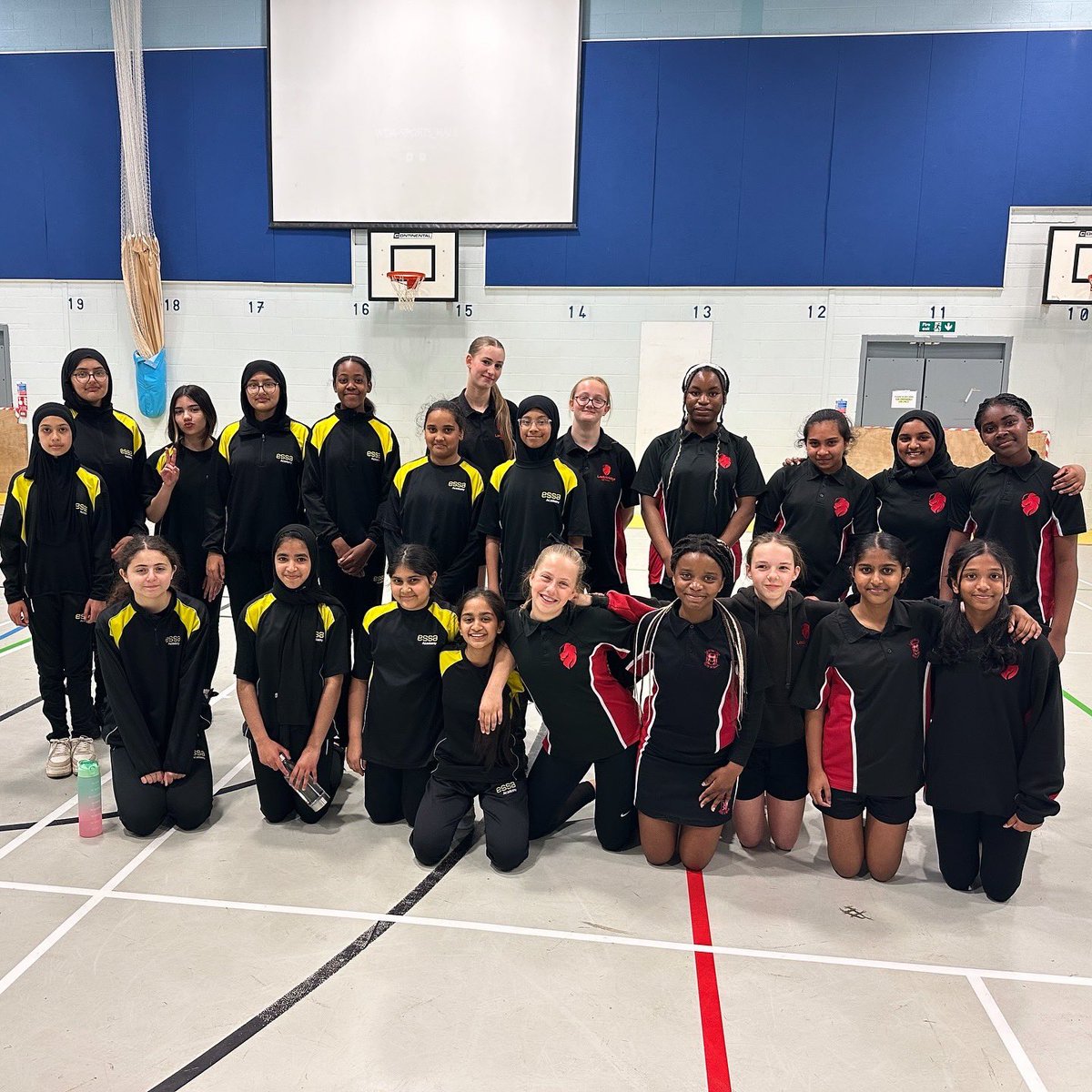 EssaHealth's tweet photo. “Sportsmanship is not just about winning, it’s about how you play the game” 💭
A great rounders fixture for our year 7/8 team against @LadybridgePe tonight 👏 even though we lost, morale was still high & the two teams get on tremendously. Beyond proud!
#teamessa 💚💛 https://t.co/EQDMYhfAhj