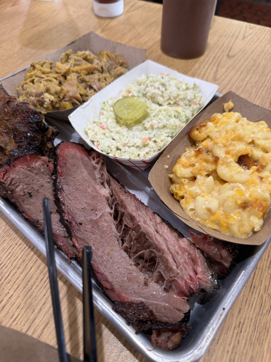 micromansunrise's tweet photo. アメリカでも色んな皆さんにお世話になっています。BBQの老舗MAURICE'S PIGGIE PARKのGaryさんがお店の歴史と作り方を教えてくれながらピットツアーにて裏側を見せてくれました。国も出かけりゃ、ハートもデカい🇺🇸 @PiggiePark https://t.co/wIaZoDbRsG