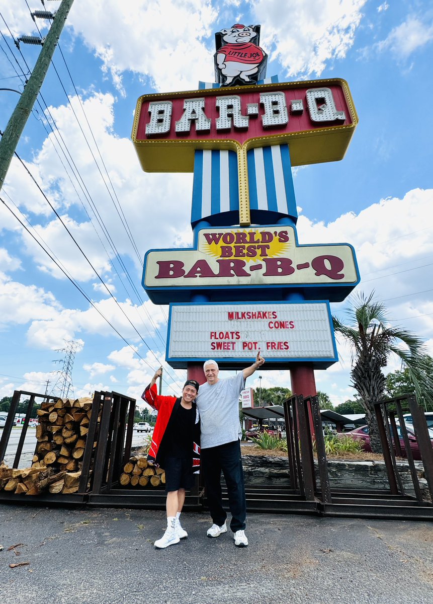 micromansunrise's tweet photo. アメリカでも色んな皆さんにお世話になっています。BBQの老舗MAURICE'S PIGGIE PARKのGaryさんがお店の歴史と作り方を教えてくれながらピットツアーにて裏側を見せてくれました。国も出かけりゃ、ハートもデカい🇺🇸 @PiggiePark https://t.co/wIaZoDbRsG
