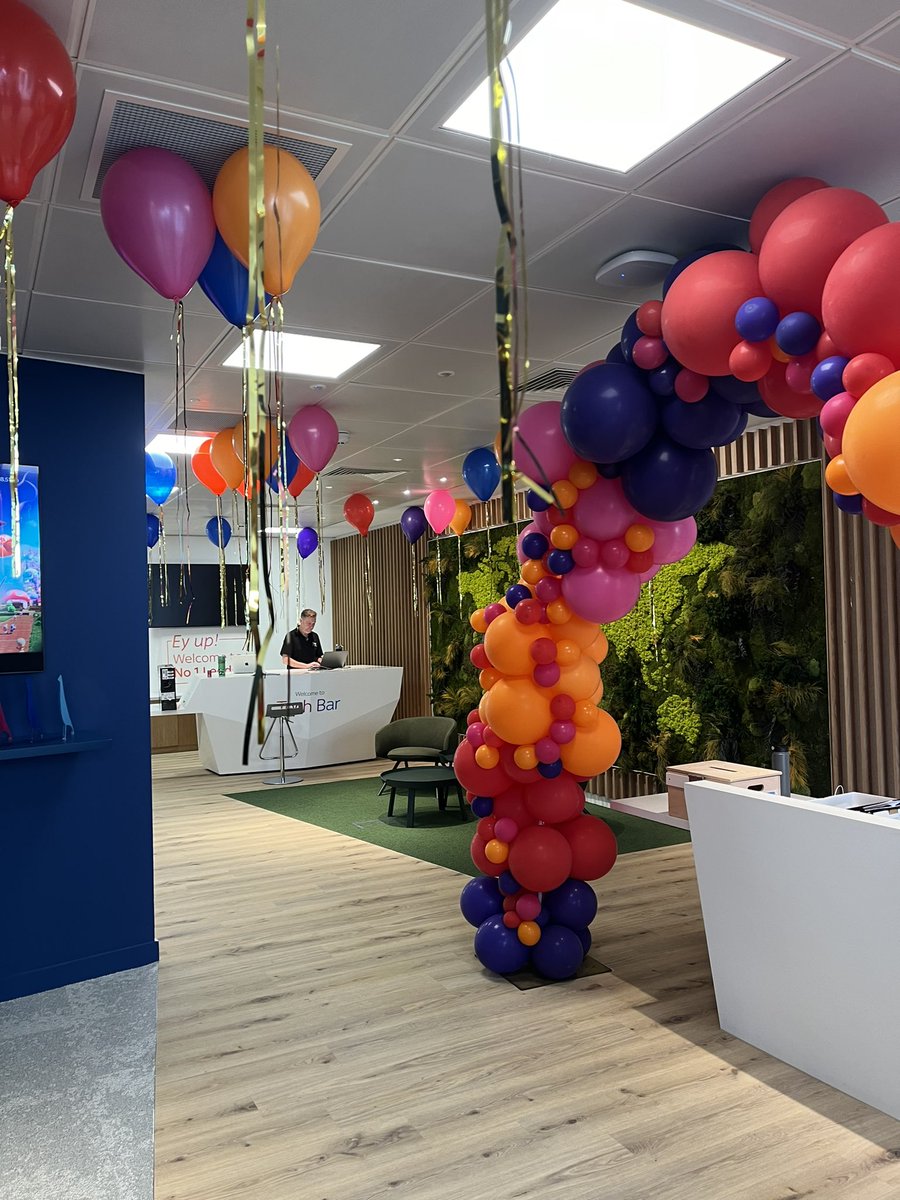 CCtech_x's tweet image. Office refurb celebrations 🏢🎉
🥐 Buffet breakfast for all
🎺 @BackChatBrass Brass band playing
🤖 Lolly robot delivering us sweets and snacks
❤️ Great vibe in the office
👩💻 #CCtech_x #WomenInTech #GirlCode #TechWomen #LifeAtSky #BelieveInBetter #OfficeLife
