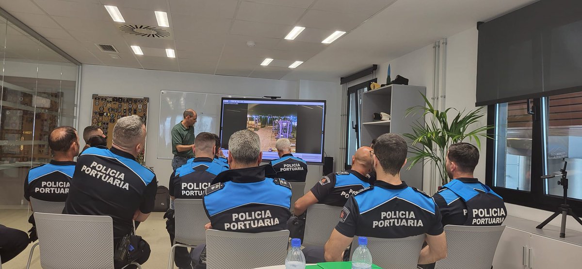 PoliciaAPLP's tweet photo. Esta semana, el jefe de seguridad de la mayor terminal de contenedores de Canarias, #OPCSA, ha impartido charlas de prevención y seguridad dirigidas a la #PolicíaPortuaria 👮🏻👮🏼♀️ https://t.co/6poXauzOCO