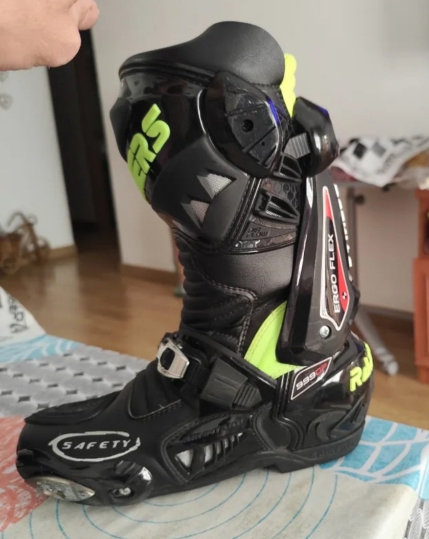RT. Se venden botas rainers 999 número 41 impecables como veis en las fotos al haberse quedado pequeñas