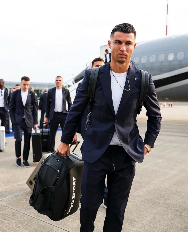 ActuFoot_'s tweet photo. Cristiano Ronaldo 🇵🇹 vient d’arriver en Allemagne. #Euro2024 🇩🇪📍

📸 @selecaoportugal https://t.co/duk1Ane5x8