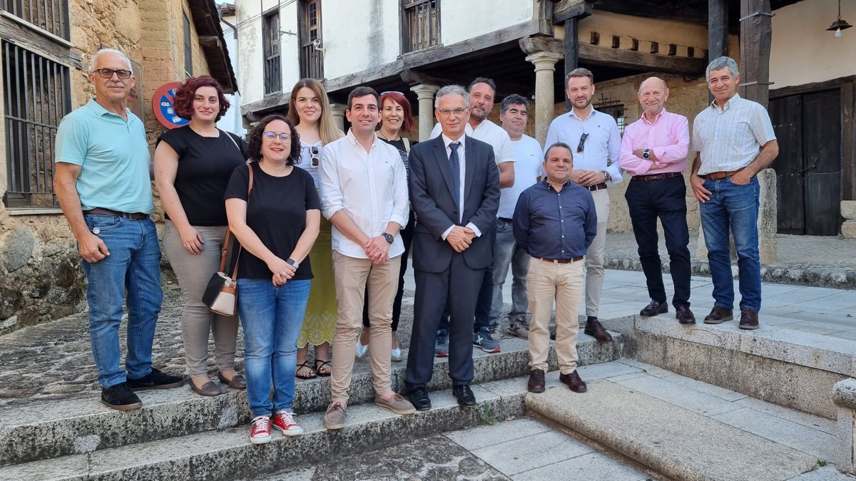 DGobExtremadura's tweet photo. ✅El delegado destaca el potencial turístico y agrícola de la comarca de La Vera.
🌶️@J_L_Quintana ha visitado hoy la fábrica de pimentón José Luis Mateos SL.
🤝Más tarde, ha mantenido un encuentro con alcaldes de la comarca #verata.
ℹ️ https://t.co/D2huoB5Szn https://t.co/xzKt7xwtNp