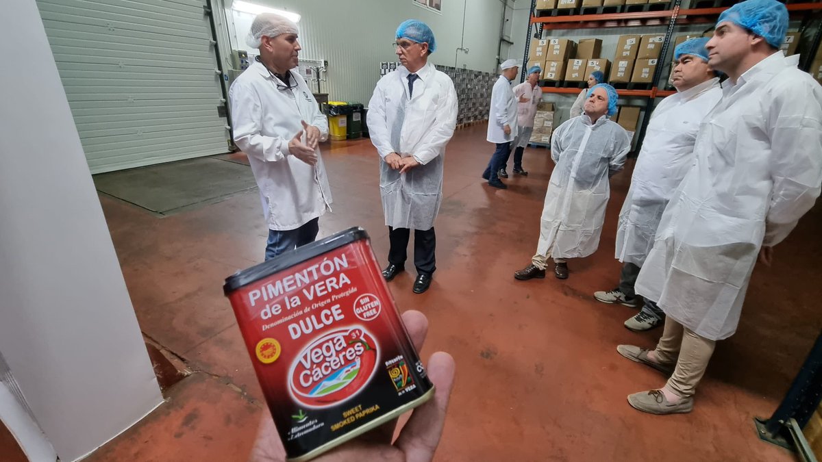 DGobExtremadura's tweet photo. ✅El delegado destaca el potencial turístico y agrícola de la comarca de La Vera.
🌶️@J_L_Quintana ha visitado hoy la fábrica de pimentón José Luis Mateos SL.
🤝Más tarde, ha mantenido un encuentro con alcaldes de la comarca #verata.
ℹ️ https://t.co/D2huoB5Szn https://t.co/xzKt7xwtNp