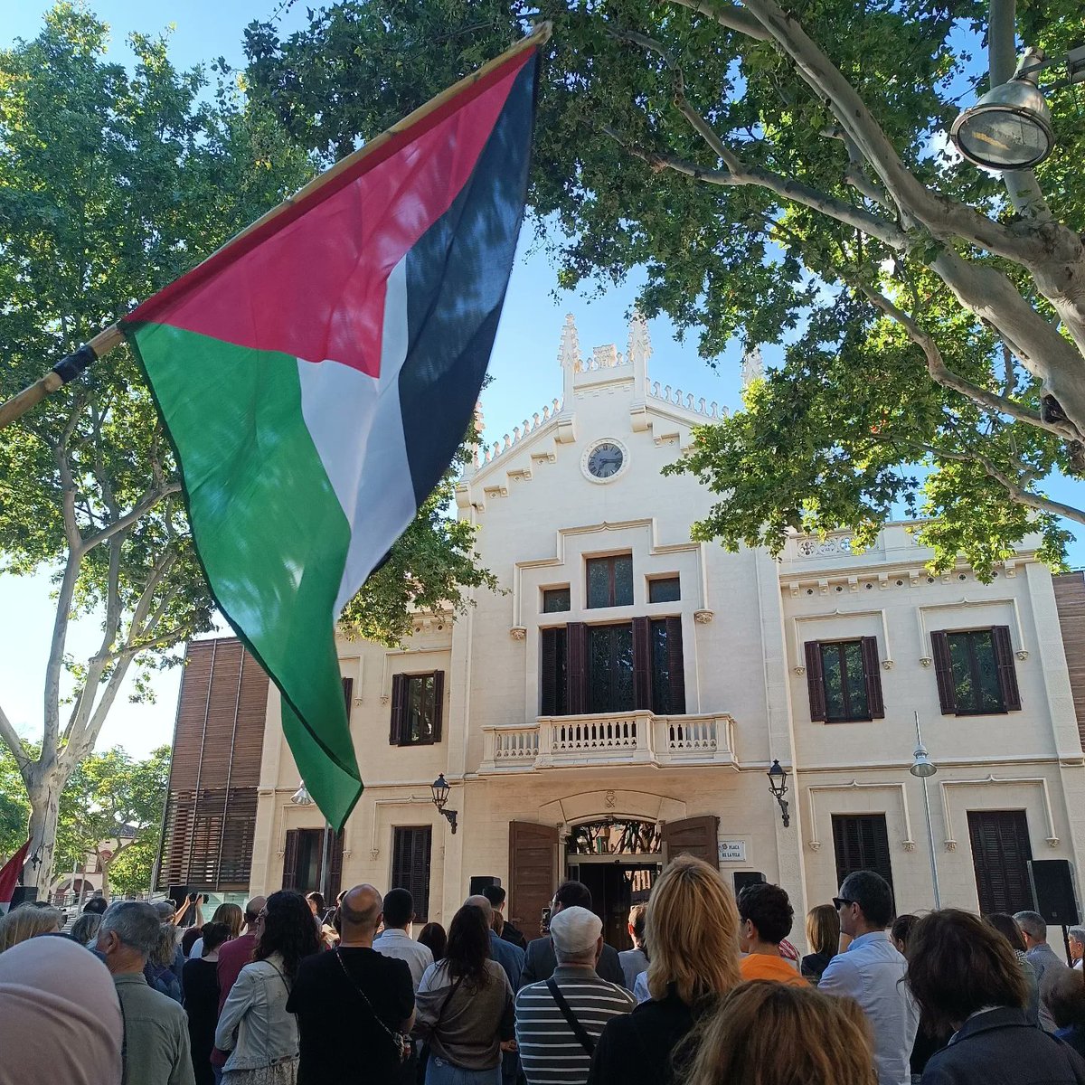 🇵🇸 Avui estem presents a la concentració en favor del poble palestí organitzat per la Comissió del Prat Solidari.

La ciutadania pratenca sempre ha donat suport a #Palestina en la seva causa, i continua al seu costat enfront el genocidi que pertreta Israel sobre la seva gent✊🏾