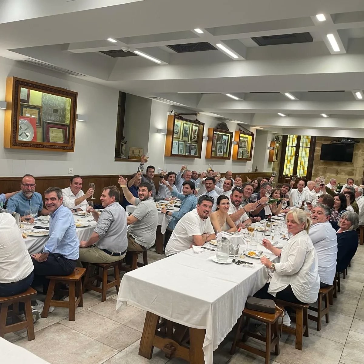 HondarribiaAE's tweet photo. Gaur H-Groupeko urteko kideen topaketa burutu da. Hondarribia A. E. ha celebrado su tradicional jornada H-Group. Tras visitar las instalaciones de la Real Sociedad en Zubieta, disfrutamos de una espléndida comida en la sociedad Gaztelubide de la parte vieja Donostiarra
#hgroup https://t.co/XZGJml9DKc