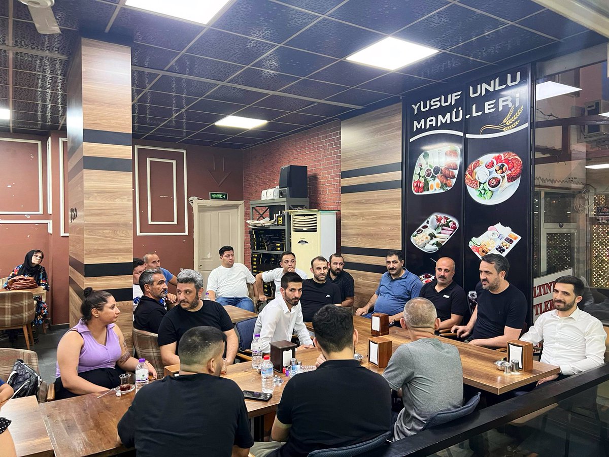 AkBayrakli's tweet photo. İlçe Başkanımız Sn. @TarkanDuzman ,Gnç. Kol. İlçe Bşk, Meclis Grup sözcümüz @SonerAkbulutt ve ilçe yöneticilerimiz, Onur Mah. Başkanı Ayhan Aktaş ve mahalle yönetimiyle toplantı gerçekleştirdiler. 
Toplantıda geçmiş Yerel seçim gündemi ve yeni yapılacak çalışmalar konuşuldu. https://t.co/OIlmTTMNI9