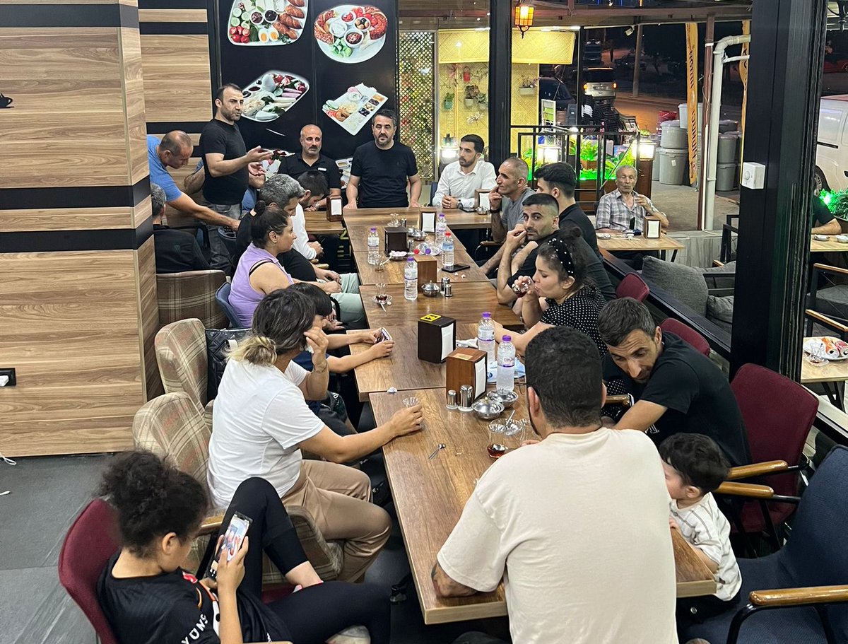 AkBayrakli's tweet photo. İlçe Başkanımız Sn. @TarkanDuzman ,Gnç. Kol. İlçe Bşk, Meclis Grup sözcümüz @SonerAkbulutt ve ilçe yöneticilerimiz, Onur Mah. Başkanı Ayhan Aktaş ve mahalle yönetimiyle toplantı gerçekleştirdiler. 
Toplantıda geçmiş Yerel seçim gündemi ve yeni yapılacak çalışmalar konuşuldu. https://t.co/OIlmTTMNI9