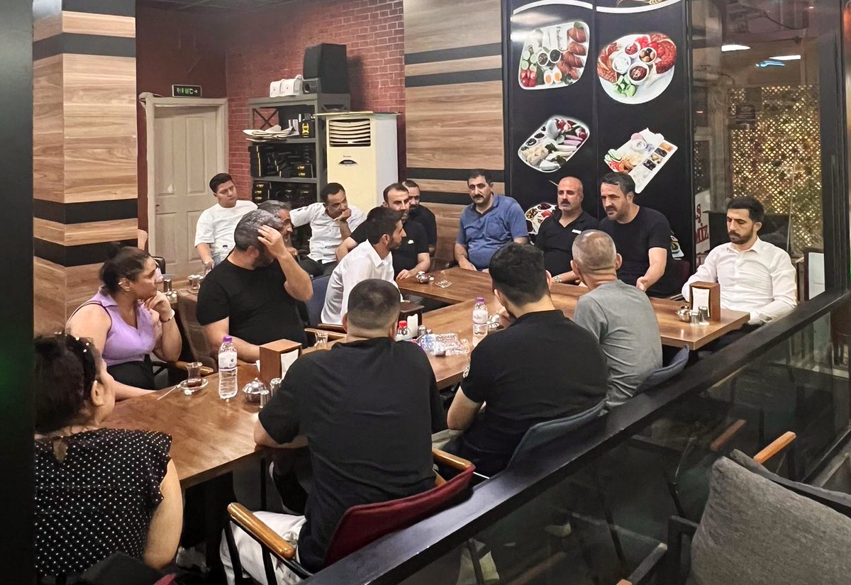 AkBayrakli's tweet photo. İlçe Başkanımız Sn. @TarkanDuzman ,Gnç. Kol. İlçe Bşk, Meclis Grup sözcümüz @SonerAkbulutt ve ilçe yöneticilerimiz, Onur Mah. Başkanı Ayhan Aktaş ve mahalle yönetimiyle toplantı gerçekleştirdiler. 
Toplantıda geçmiş Yerel seçim gündemi ve yeni yapılacak çalışmalar konuşuldu. https://t.co/OIlmTTMNI9