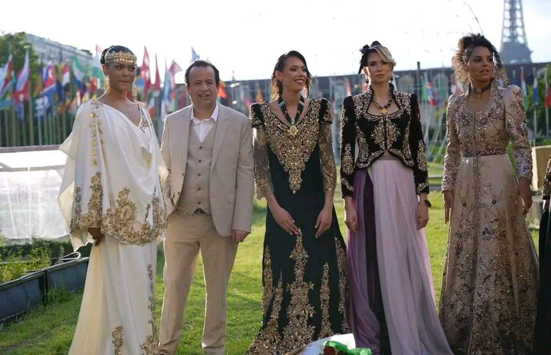 amell_m11's tweet photo. وكأنهن اميرات من العصر الفيكتوري  🪶 عرض الجزائر من اليونيسكو 🇩🇿♥️
#imazighen  #Algerie #Berbères https://t.co/rHvexhRGRM