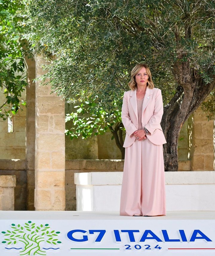 Misurelli77's tweet image. Quando vai al G7 con i pantaloni del pigiama di Crosetto