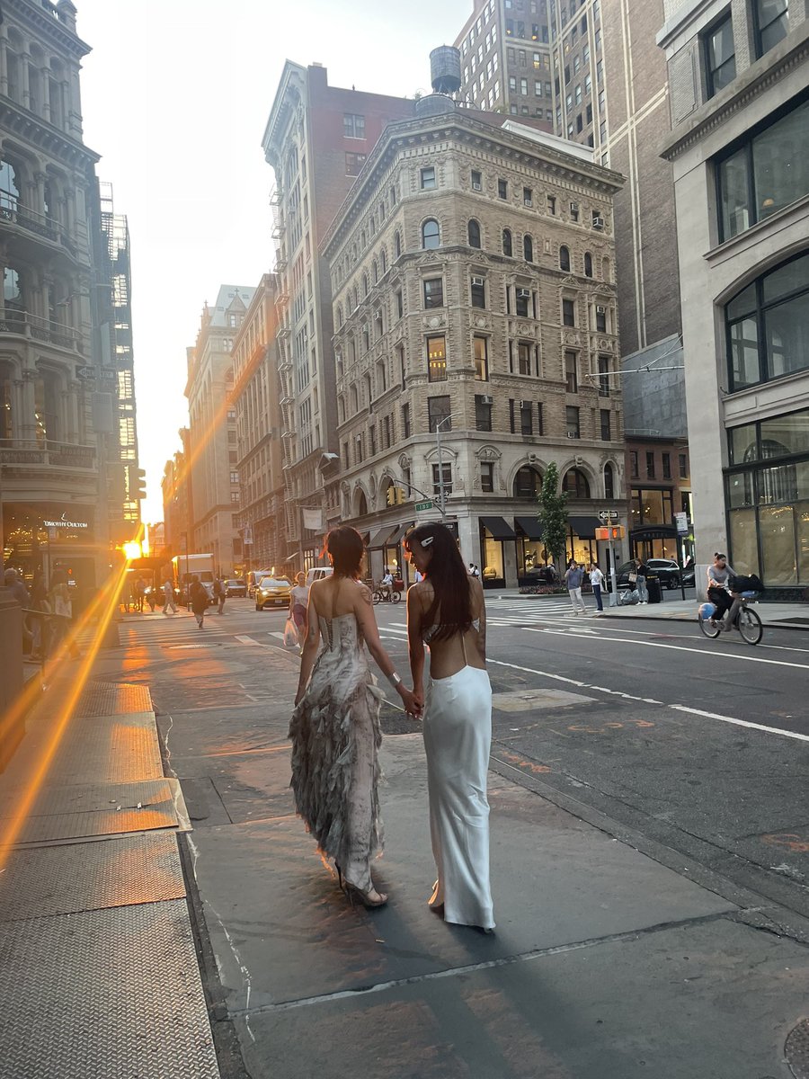 seonghwaster's tweet image. Golden Hour with my wife (feat. my mito keychain and seonghwa photocard)