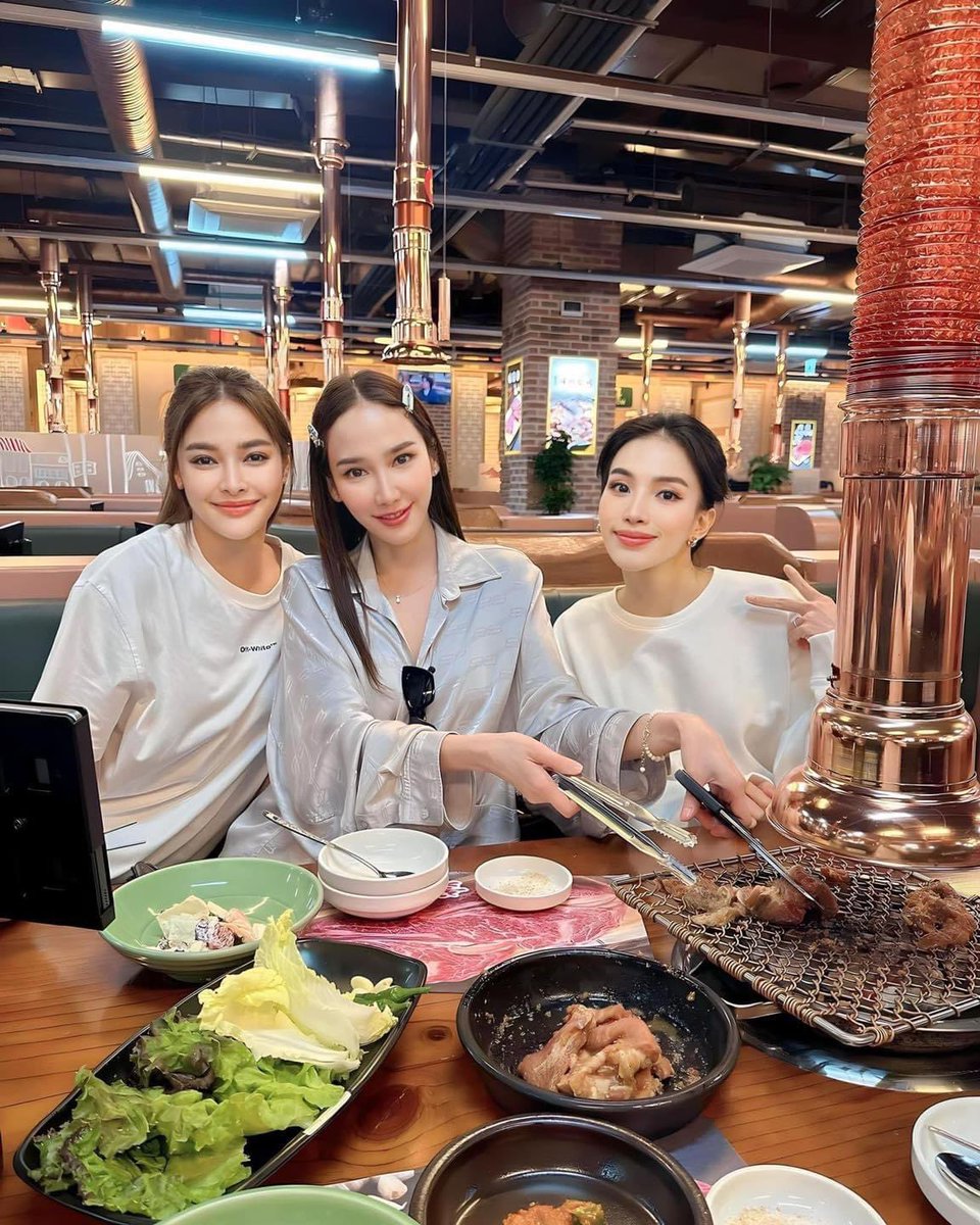 POfficial6935's tweet photo. บินมากินหมูสามชั้น ปิ้งย่างถึงเกาหลี กลับไปค่อยลด🤣🇰🇷 https://t.co/jg0II78lYp