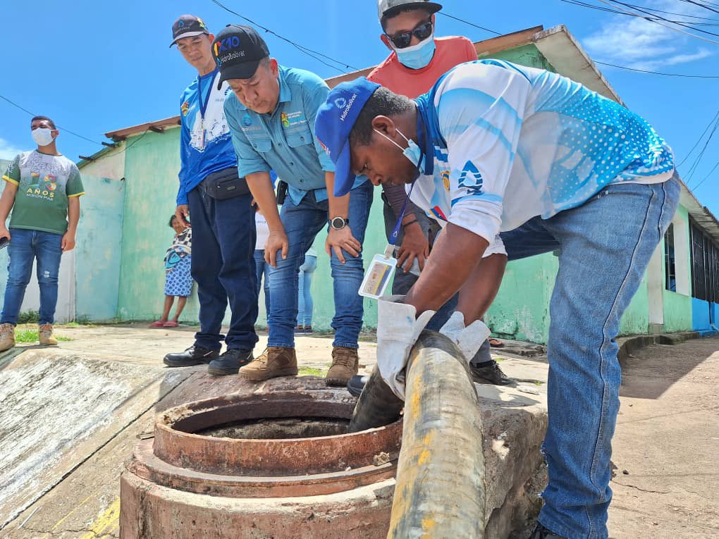 amarcanopsuv's tweet photo. Seguimos trabajando en el municipio Cedeño, donde nuestro equipo de Aguas Servidas realiza trabajos de destape achique y saneamiento en los sectores Teja I y Teja II, parroquia Caicara del Orinoco. 
Estamos impactando 980 familias, pertenecientes a 14 calles de estos urbanismos. https://t.co/tMsCN2Cc4N