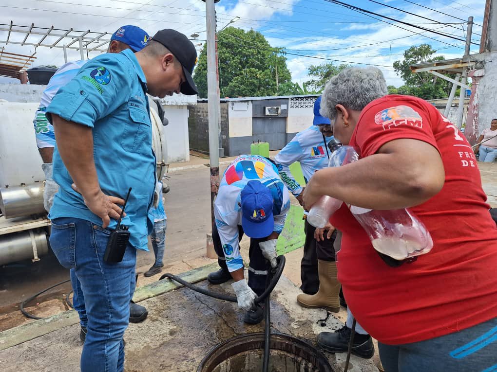 Seguimos trabajando en el municipio Cedeño, donde nuestro equipo de Aguas Servidas realiza trabajos de destape achique y saneamiento en los sectores Teja I y Teja II, parroquia Caicara del Orinoco. 
Estamos impactando 980 familias, pertenecientes a 14 calles de estos urbanismos.