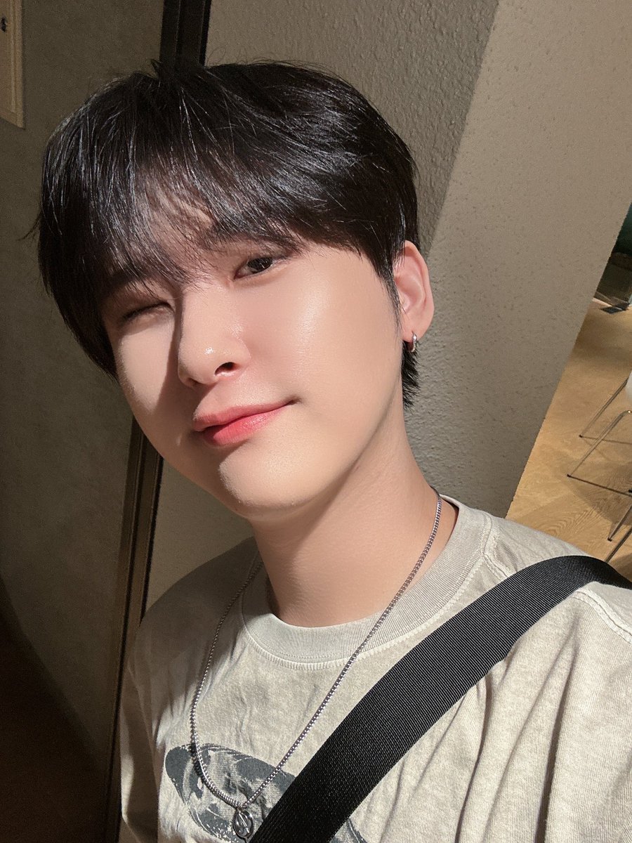 윙크 평생 못했으면 좋겠지만 쫌 늘었어ㅎㅎ
윙크 셀카 고마워잉><