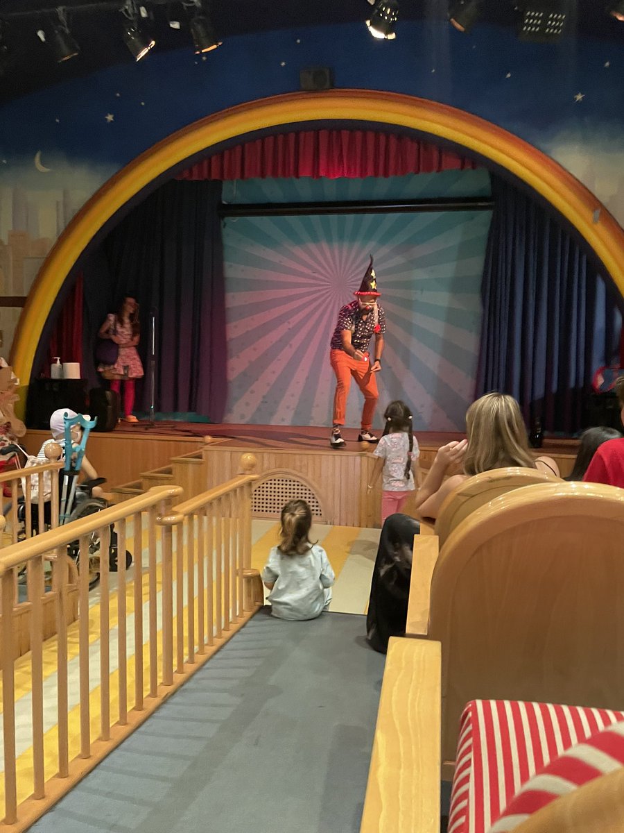 Todos los jueves vienen peques hospitalizados a pasar una hora con Saniclown a teatralizarse, llenarse de diversión y cultura payasil, Las familias salen felices de ver gozar a sus peques y hoy se llevaron una nariz roja a sus habitaciones. ¡Que la fiesta continúe!